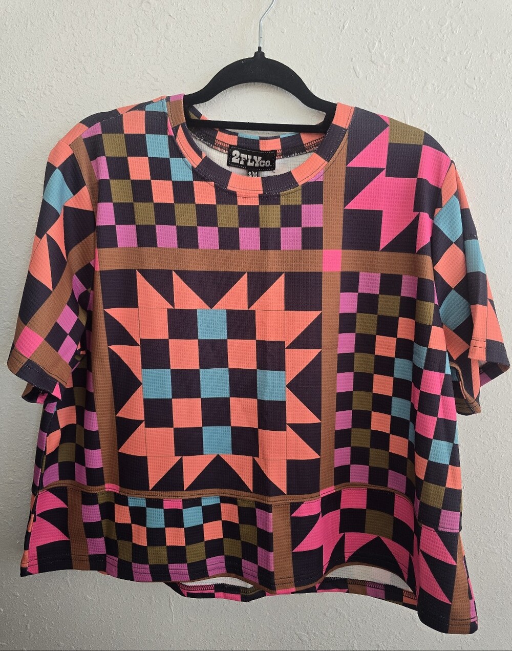 2 Fly Co. NWT SEW IT GOES *RANCH HOUSE QUILT Print Boxy Short Sleeve Top - Picture 4 of 8